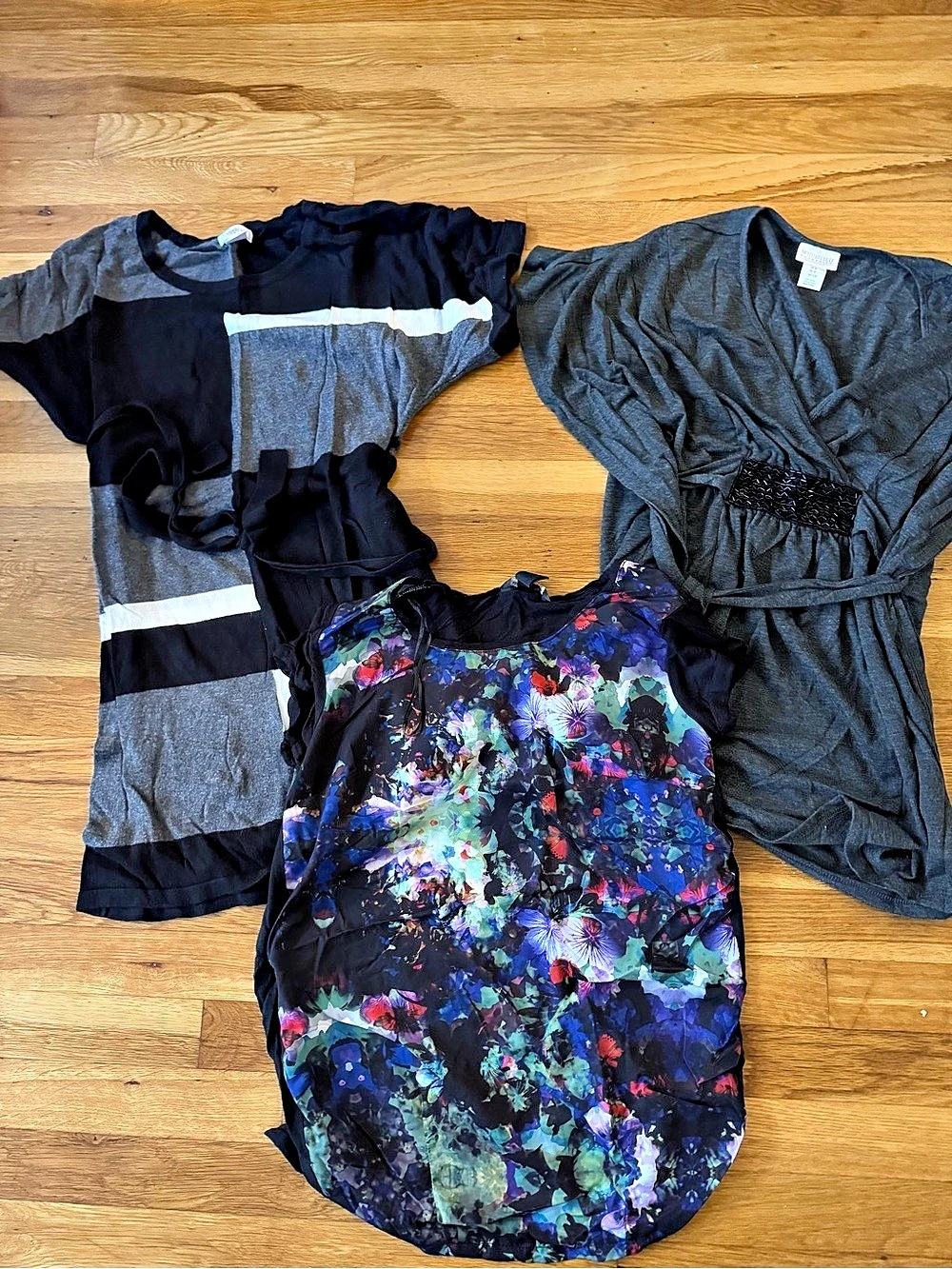 Women’s maternity top bundle - size small
